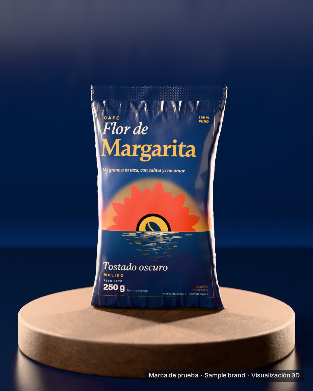 Bolsa de café Flor de Margarita en tres cuartos, de lámina metalizada azul con una margarita que sale del mar como un sol, sobre un disco en un estudio azul. Visualización 3D de una marca de prueba.