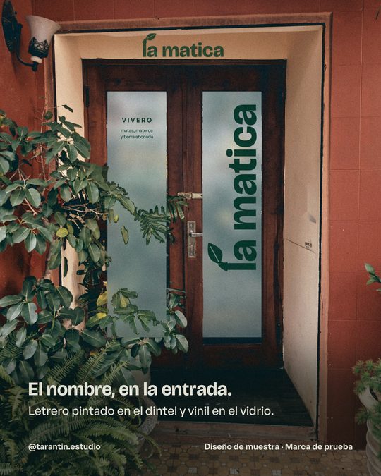 La fachada con el nombre en el dintel y en el vidrio