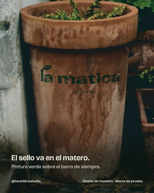 Lámina 4: matero alto de barro con el logo pintado en verde siguiendo la curva